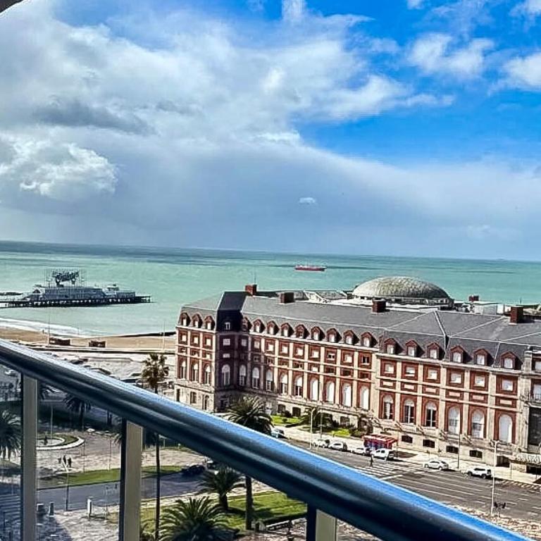Dpto Amplio y Moderno, frente al Mar, con Cochera - Apartamento de 2 dormitorios - 2