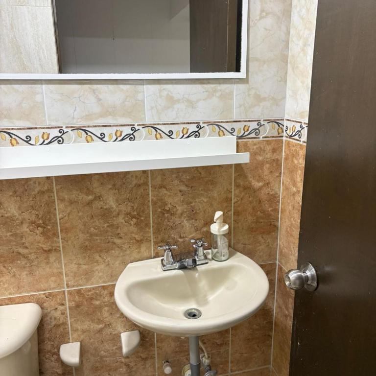 Apto en Laureles, 4 Habitaciones Ideal para Grupos - Apartment - 16