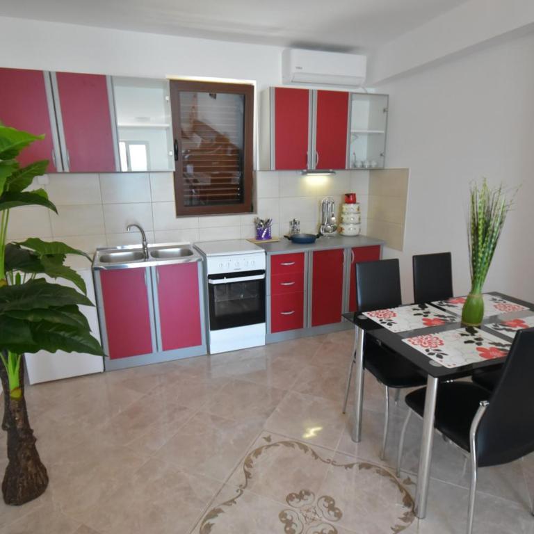 Apartmani Centar Igalo - Apartment with Sea View and Balcony A4 - 8