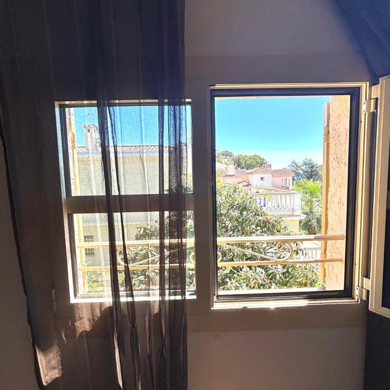 Villa Tricia Cannes - Chambre Double de Luxe avec Balcon - Vue Partielle sur Mer - 18