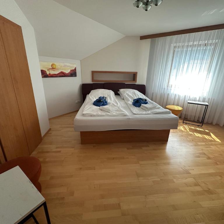 Villa Racing - Privatzimmer in Spielberg - Chambre Double avec Balcon - 1