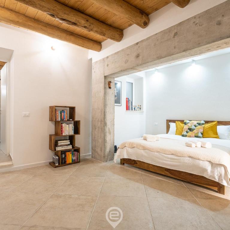 Classic Urban Elegance - One-Bedroom Apartment - 4