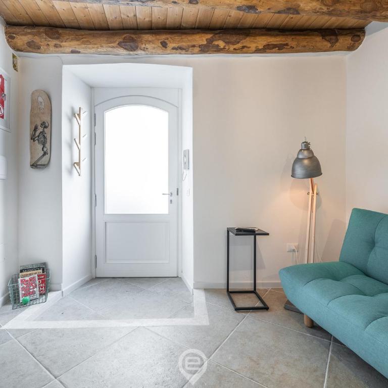 Classic Urban Elegance - One-Bedroom Apartment - 9