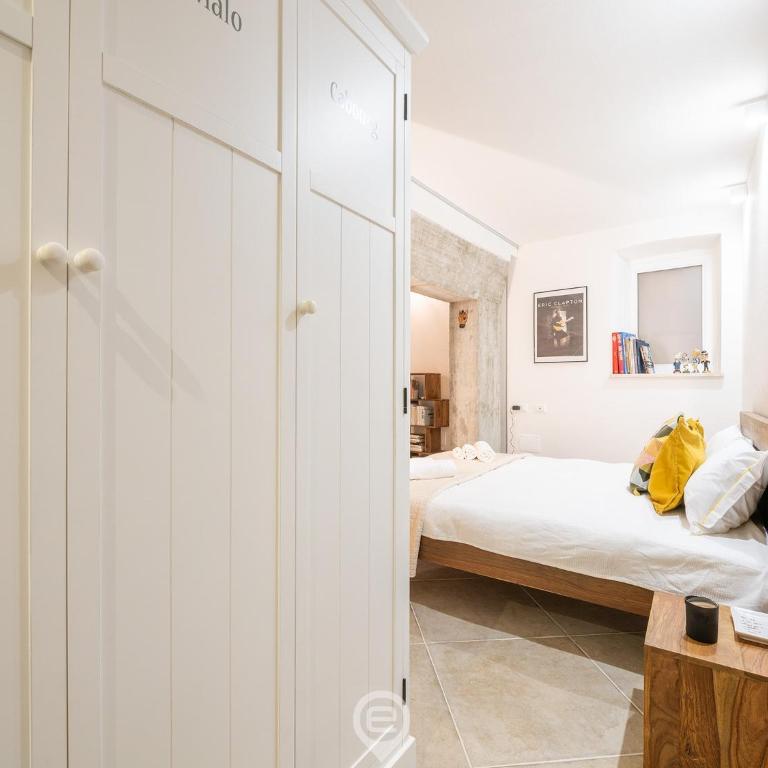 Classic Urban Elegance - One-Bedroom Apartment - 16