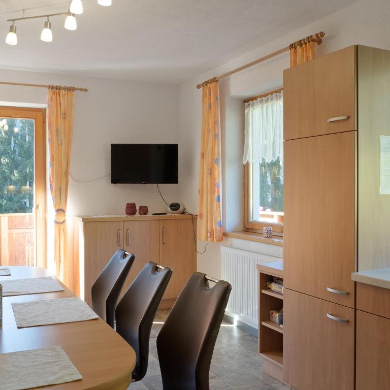 Apartment in Zillertal near Ski Slopes - Apartment mit 3 Schlafzimmern - 4