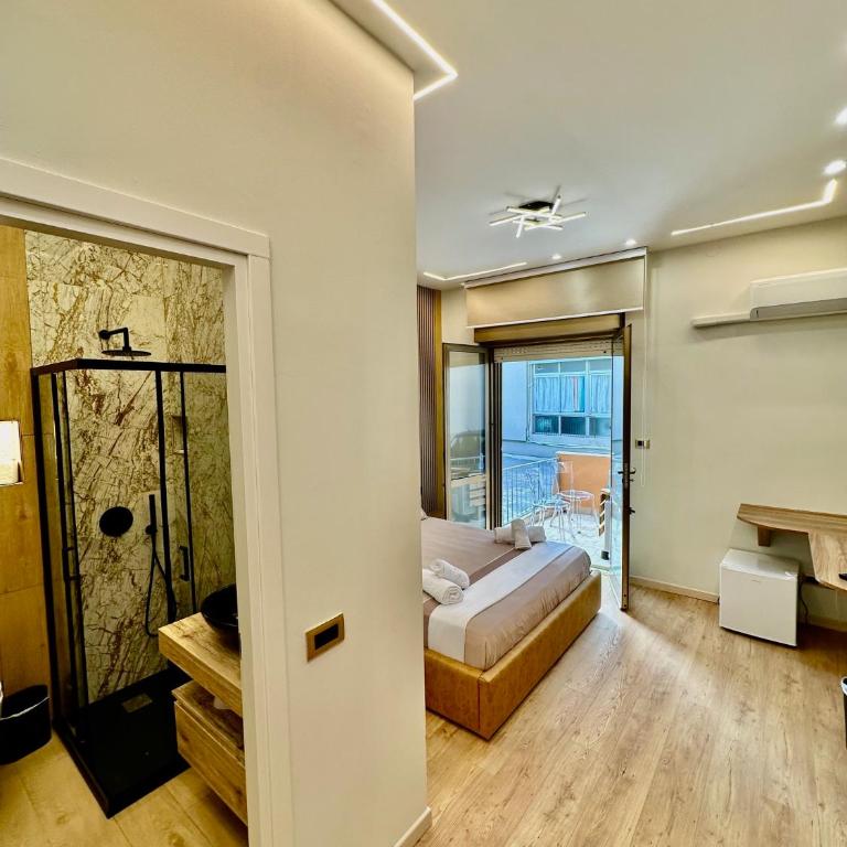 Golden House - King Room - 4