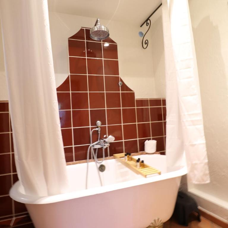 La Villa Roseraie , Hôtel Familial OUVERT TOUTE L'ANNEE - Chambre Double avec Terrasse - 2
