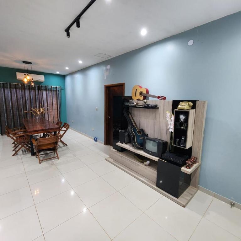 Casa con patio y quincho en Cambyreta Itapua - Five-Bedroom House - 1