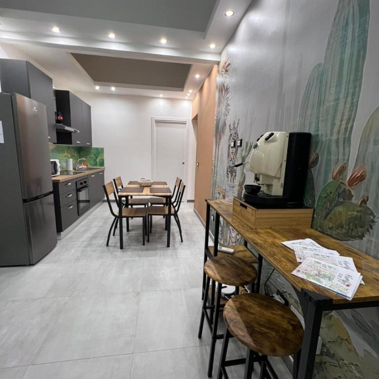 kumpa' sicilian apartments - Deluxe Double Room with Extra Bed - 4