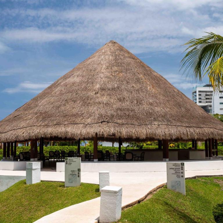 Beachfront Condo AC Pool WiFi Laundry - Apartamento de 2 dormitorios con balcón y vistas al mar - 26