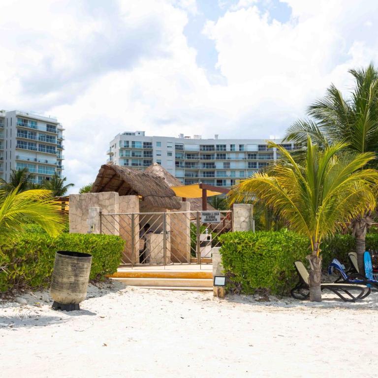 Beachfront Condo AC Pool WiFi Laundry - Apartamento de 2 dormitorios con balcón y vistas al mar - 35