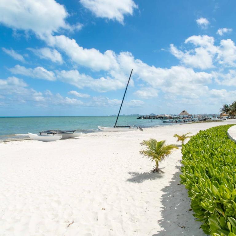 Beachfront Condo AC Pool WiFi Laundry - Apartamento de 2 dormitorios con balcón y vistas al mar - 34