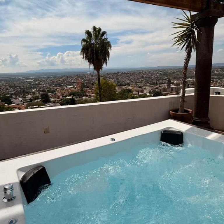 LUXO Casa en San Miguel de Allende Centro con Vistas Panorámicas - Casa de 5 dormitorios - 75