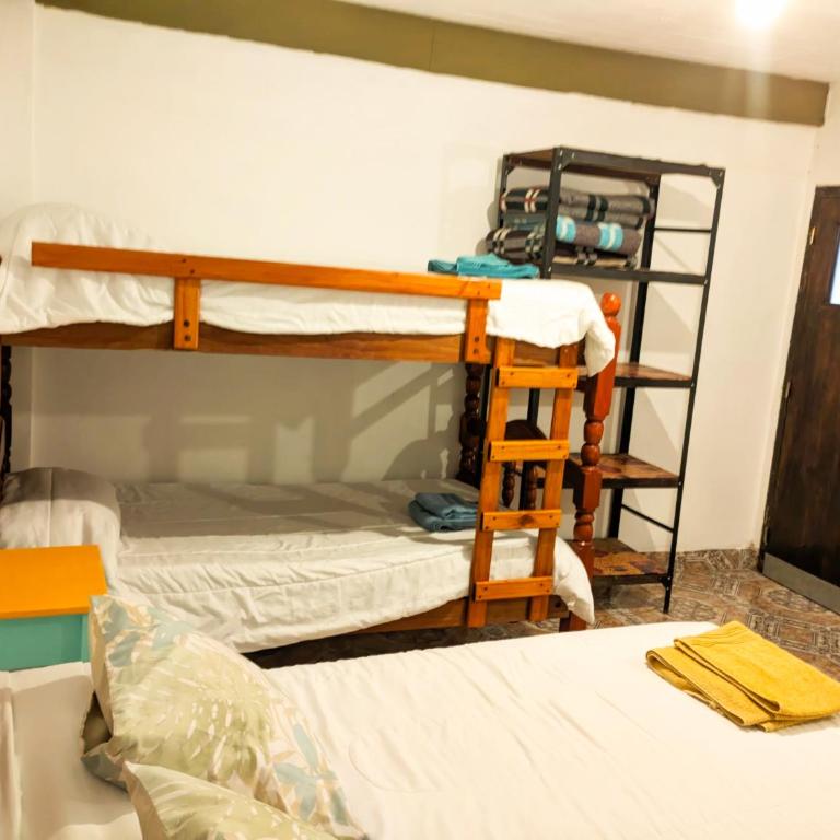 Hospedaje Familiar Arcoíris Jujuy - Economy Quadruple Room with Shared Bathroom - 3