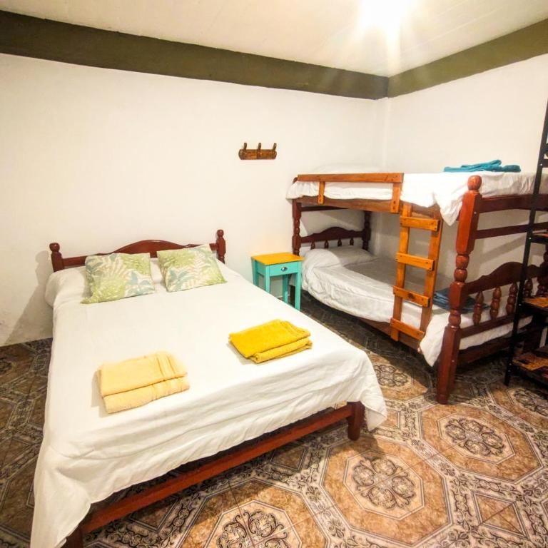 Hospedaje Familiar Arcoíris Jujuy - Economy Quadruple Room with Shared Bathroom - 2