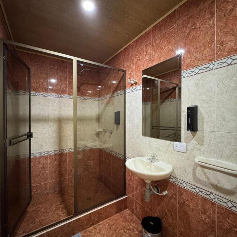 Hostelfc Movistar57 - Habitación Doble con baño privado - 6