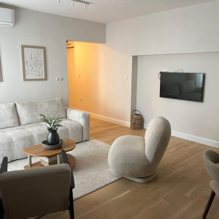 Oliva Apartment - One-Bedroom Apartment with Balcony - 2