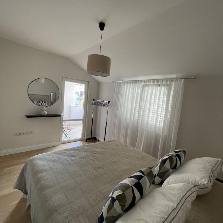 Oliva Apartment - One-Bedroom Apartment with Balcony - 3