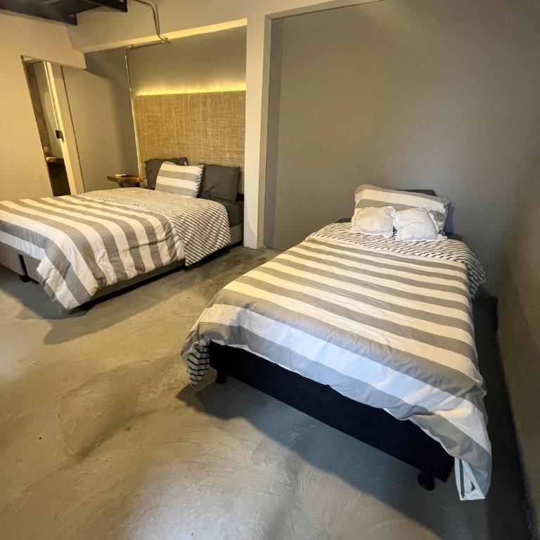 Room in Boutique Hotel! Perfect Location for 3! - One-Bedroom Apartment - 2