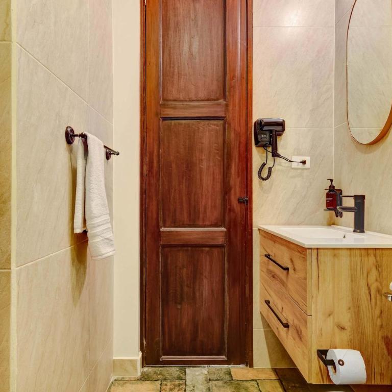 Chic 4BR Getaway in Vibrant La Candelaria - Casa - 26