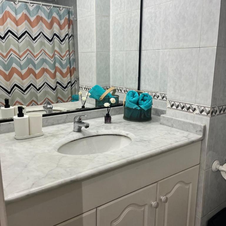Spacious apartment overlooking the sea - Three-Bedroom Apartment - 16