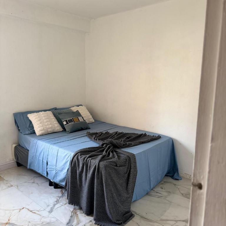 Apartamento Remodelado en Sabana Grande - Three-Bedroom Apartment - 5