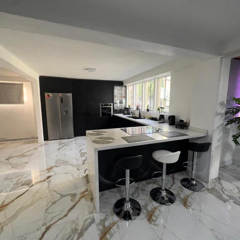 Apartamento Remodelado en Sabana Grande - Three-Bedroom Apartment - 3