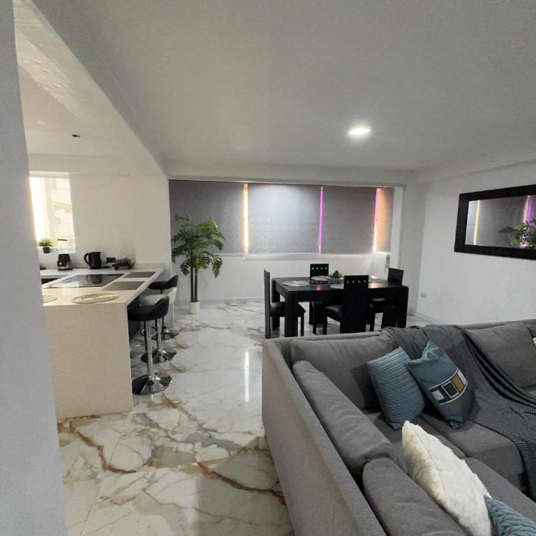 Apartamento Remodelado en Sabana Grande - Three-Bedroom Apartment - 2