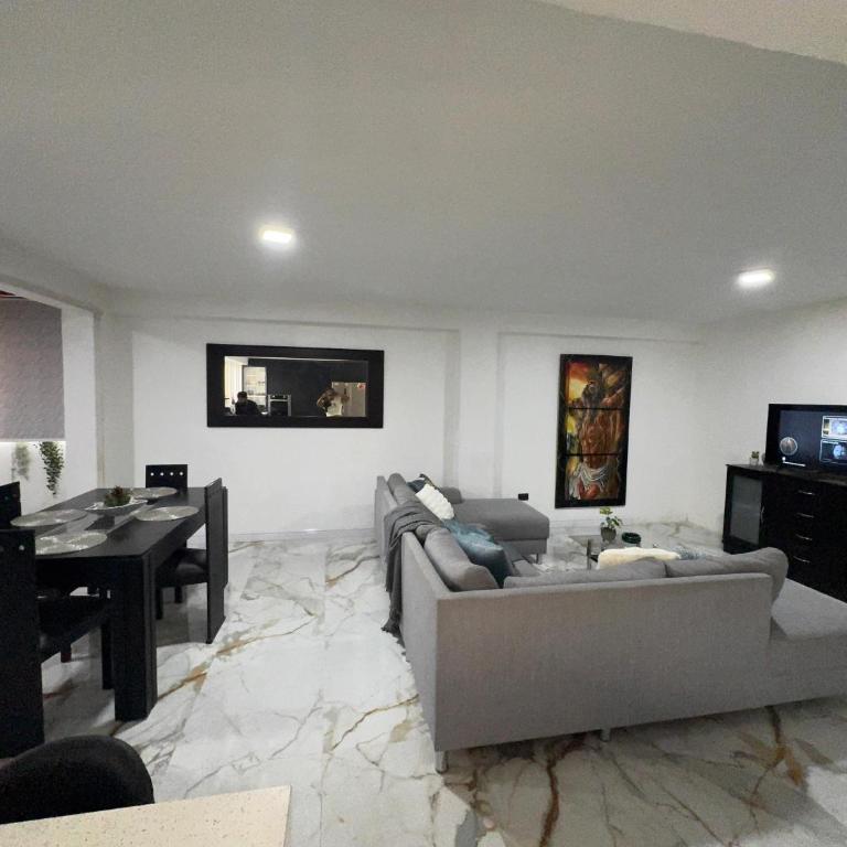 Apartamento Remodelado en Sabana Grande - Three-Bedroom Apartment - 4