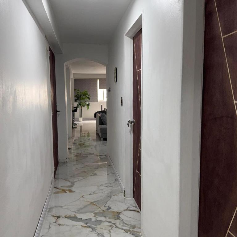 Apartamento Remodelado en Sabana Grande - Three-Bedroom Apartment - 18