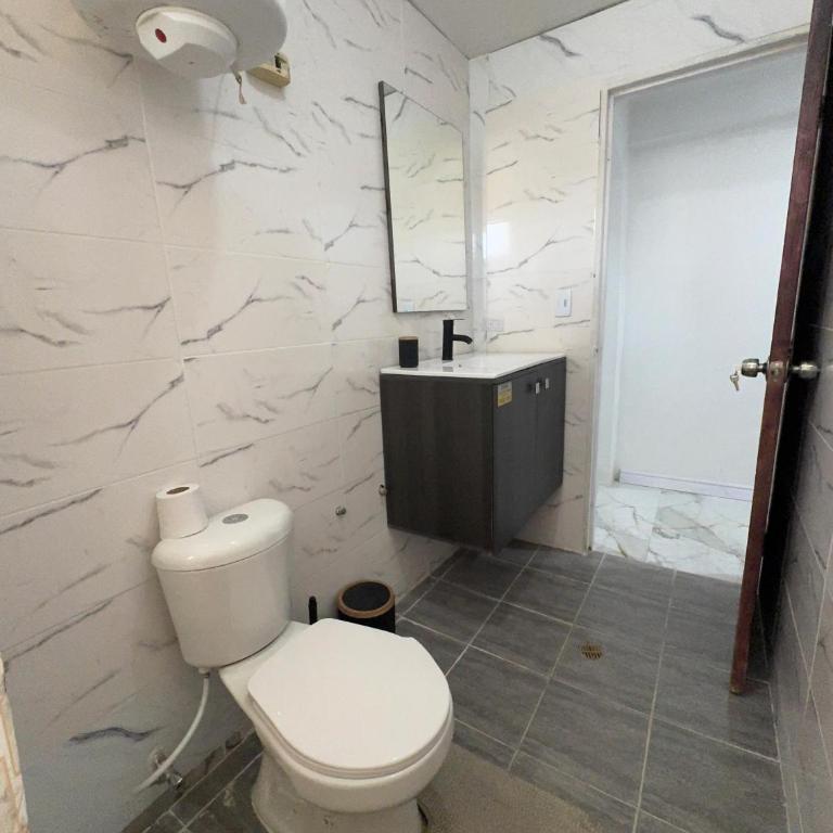 Apartamento Remodelado en Sabana Grande - Three-Bedroom Apartment - 13
