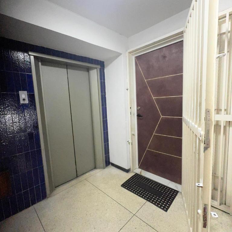 Apartamento Remodelado en Sabana Grande - Three-Bedroom Apartment - 16