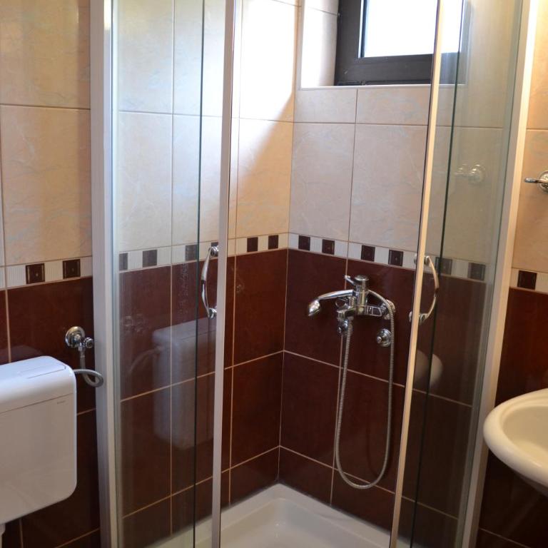 Guesthouse Orlović - Dvokrevetna Soba sa Bračnim Krevetom i Balkonom - 7