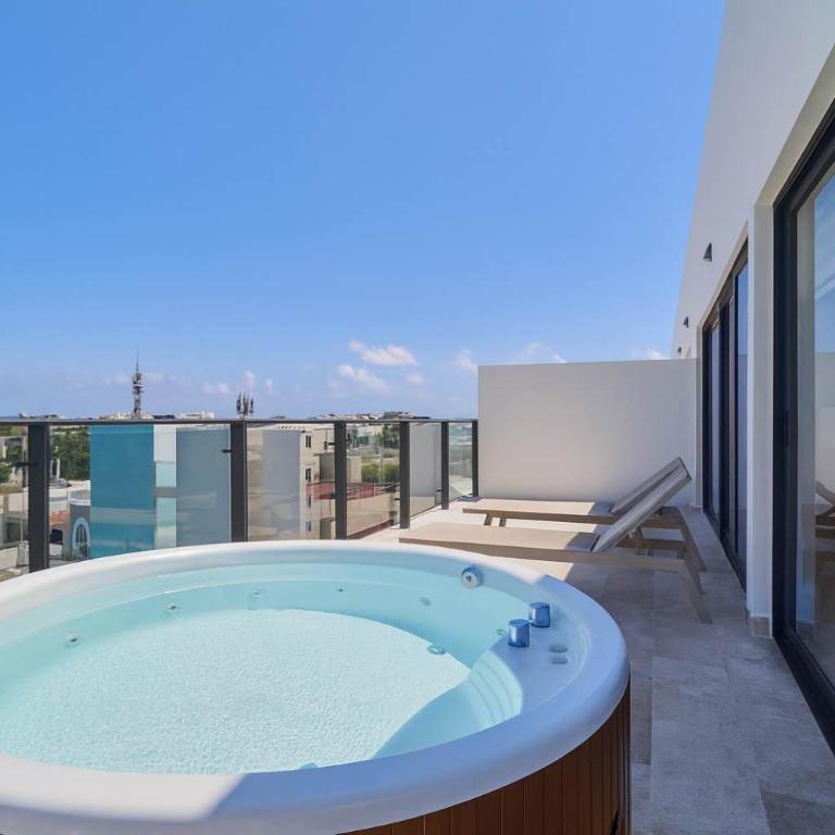 Luxury 2-Story Apt with Jacuzzi - Two-Bedroom Apartment - 4