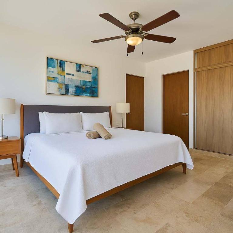 Luxury 2-Story Apt with Jacuzzi - Two-Bedroom Apartment - 29