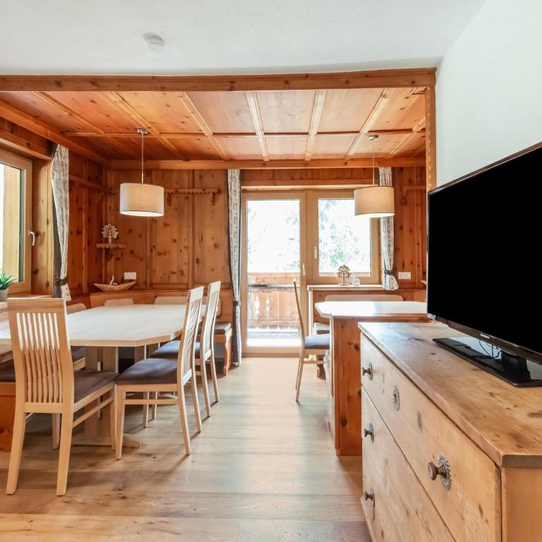 Chalet in Ötz near Hochötz Ski Lift - Four-Bedroom Vacation Home - 2