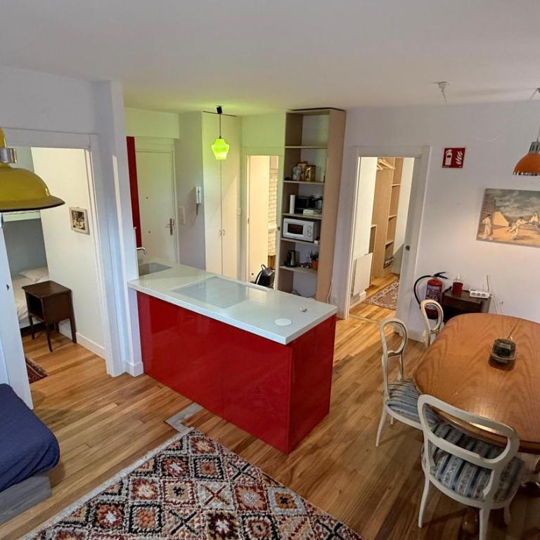 Tiny place Loud fun street - Two-Bedroom Apartment - 5