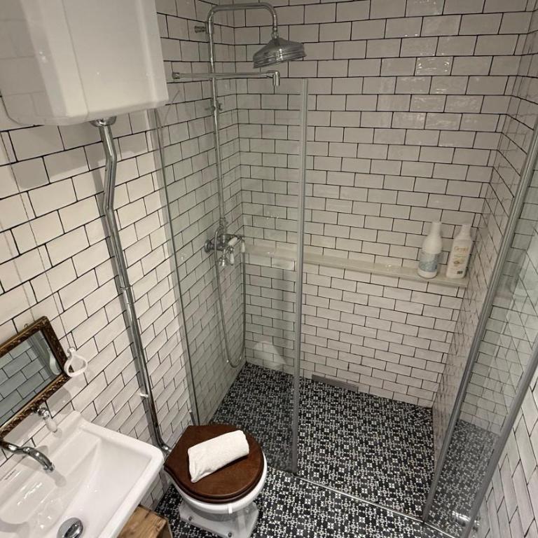 Tiny place Loud fun street - Two-Bedroom Apartment - 4