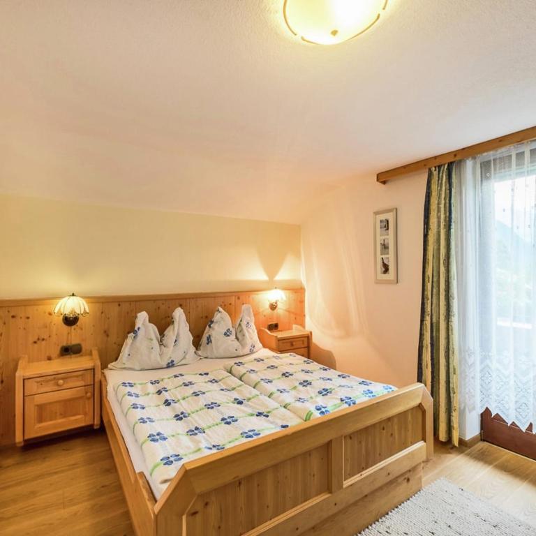 Chalet in Fügen near Ski Lift Spieljoch - Six-Bedroom Apartment - 2