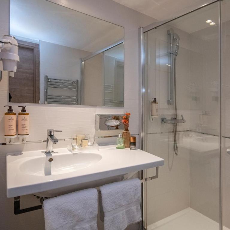 Best Western Premier Hotel Prince de Galles - Chambre Lit King-Size Confort - Vue sur Mer - Non-Fumeurs - 2