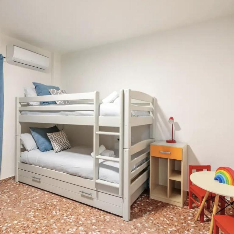 Amparo Home Family Stay near ADDA, Plaza de Toros & General Hospital - Three-Bedroom Apartment - High Floor - 8