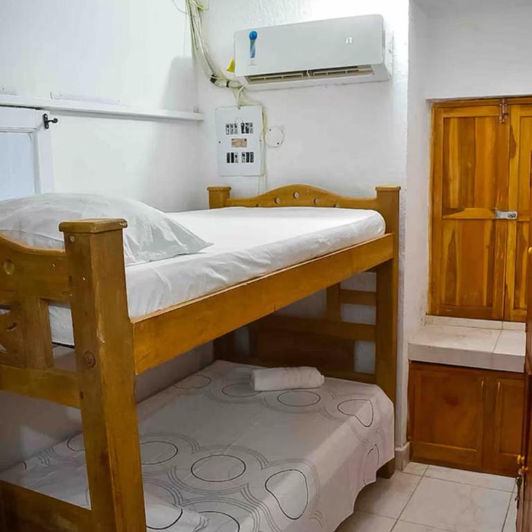 Casa Vilmar Getsemani - Family Room with Private Bathroom - 5