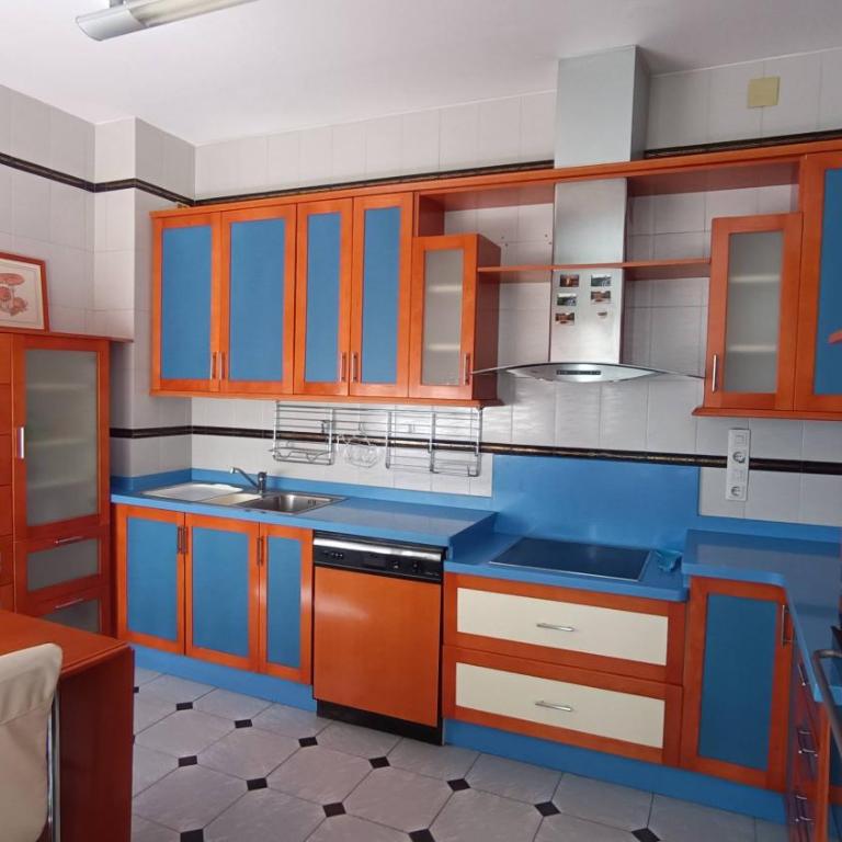 Piso céntrico cerca de Catedral y Plaza Bib-Rambla - Three-Bedroom Apartment - 65
