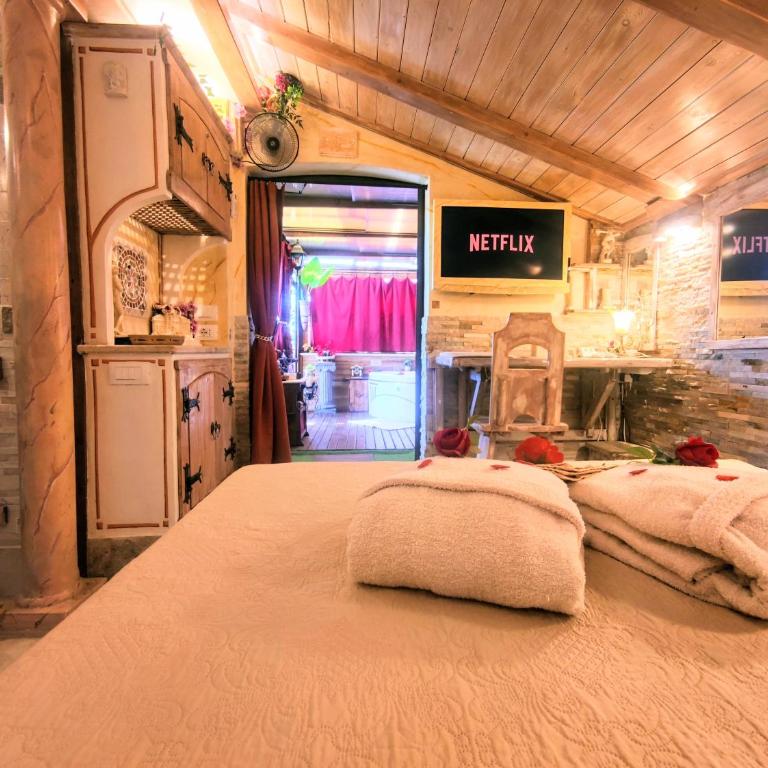 Domus Corneliæ - Romantico Attico Roman & Jacuzzi - Metro A Cornelia - Appartamento con 1 Camera da Letto - 9