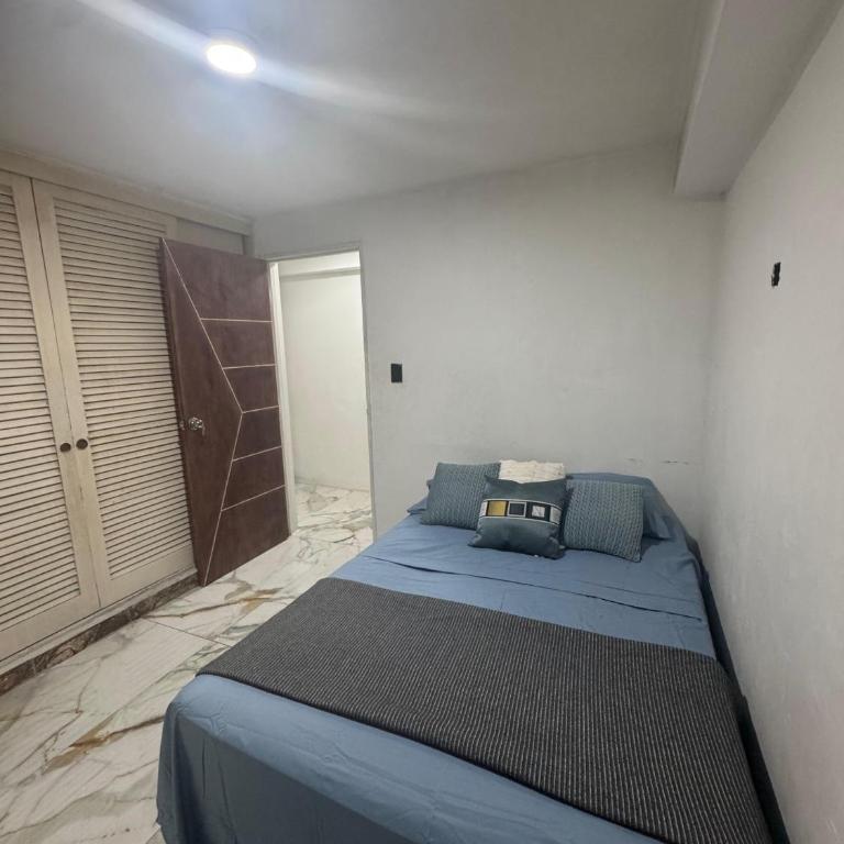 Apartamento Remodelado en Sabana Grande - Three-Bedroom Apartment - 9