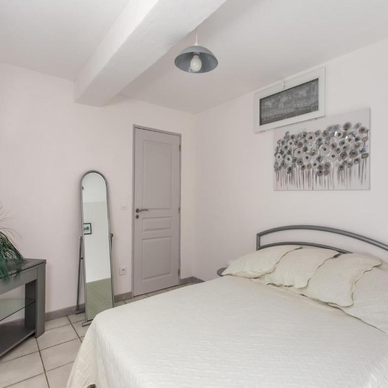 Cozy Hillside Escape in Berre - Two-Bedroom Holiday Home - 2