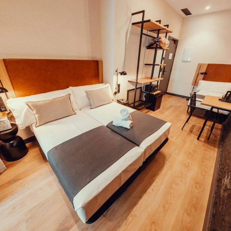 Hotel Transit - Double Room with Extra Bed - 7