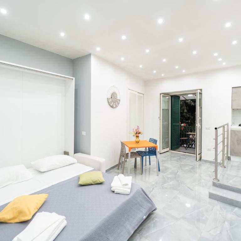 B&B Vico Teresa 148 - Suite with Balcony - 1