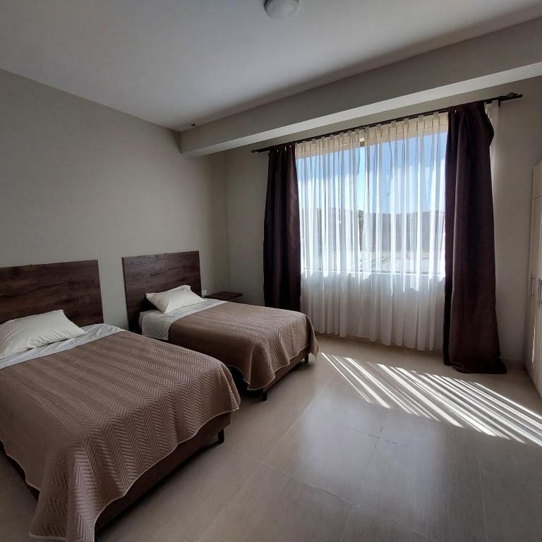 Amplio departamento en Tarija con terraza y garaje - Three-Bedroom Apartment - 2