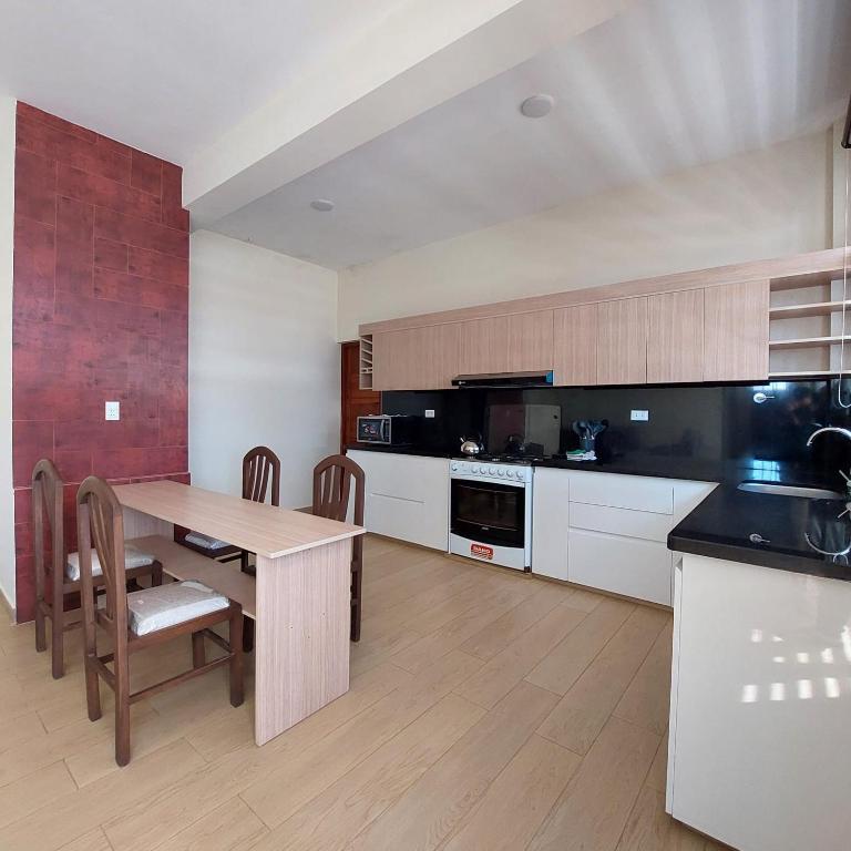 Amplio departamento en Tarija con terraza y garaje - Three-Bedroom Apartment - 4